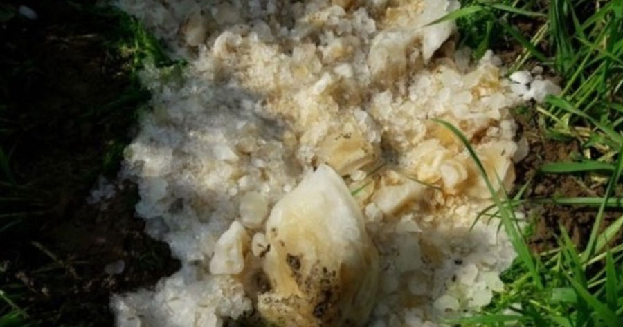  Bola de gelo enorme cai do céu e intriga moradores