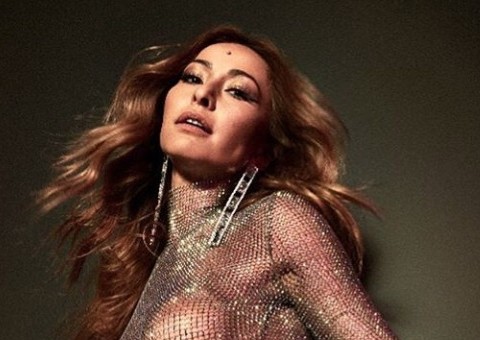  Sem sutiã, Sabrina Sato deixa seios à mostra com blusa transparente  