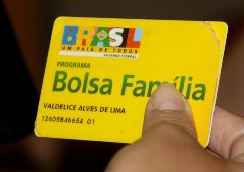 Beneficiários do Bolsa Família devem fazer saque com cartão social