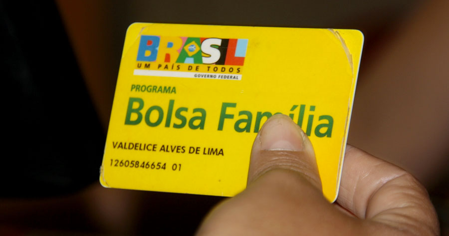 Beneficiários do Bolsa Família devem fazer saque com cartão social