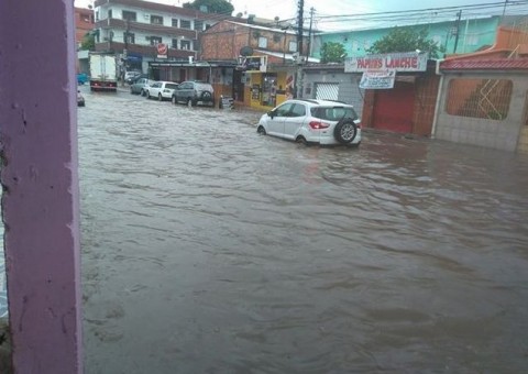 Forte chuva deixa avenida completamente alagada e prejudica moradores em Manaus