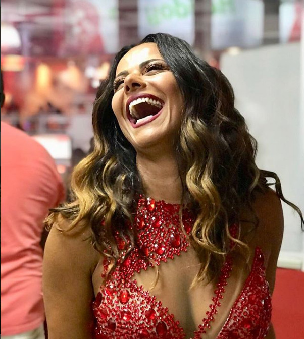 Viviane Araújo cai durante ensaio de escola de samba e internet não perdoa