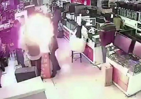 Homem causa explosão ao testar bateria de celular com a boca