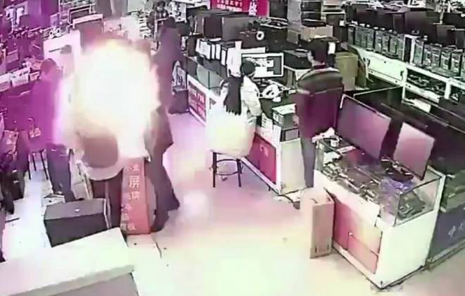 Homem causa explosão ao testar bateria de celular com a boca