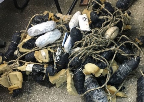 Corda com drogas e mais de 30 celulares amarrados é lançada para dentro de UPP