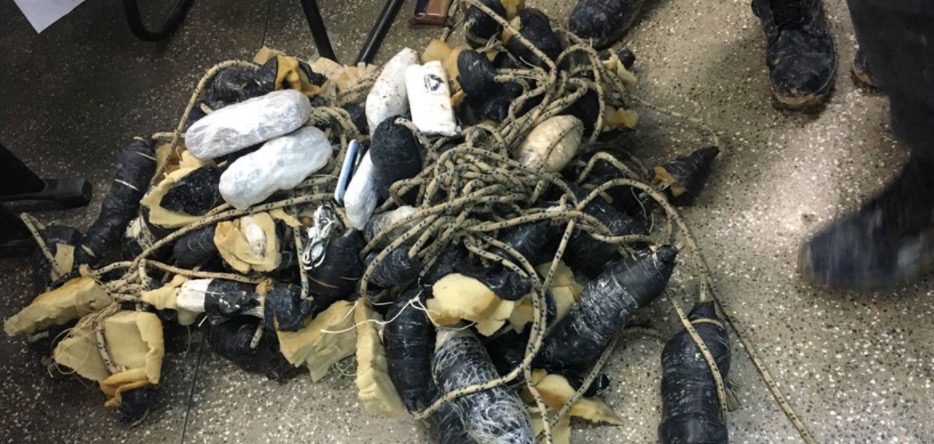 Corda com drogas e mais de 30 celulares amarrados é lançada para dentro de UPP