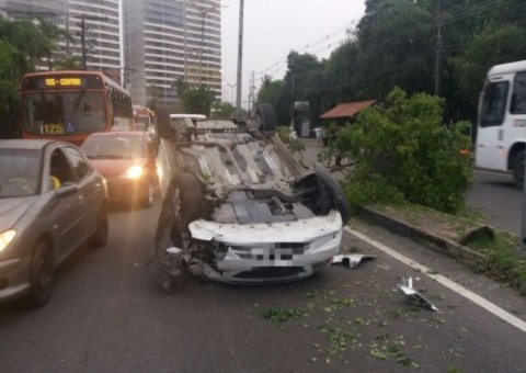 Carro se choca contra árvore e deixa uma pessoa ferida em avenida de Manaus