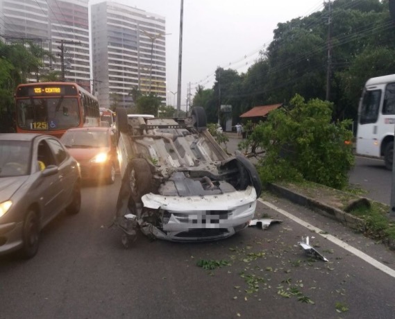 Carro se choca contra árvore e deixa uma pessoa ferida em avenida de Manaus