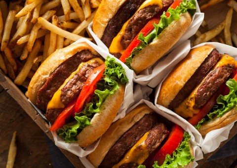 Comer fast-food influencia nível de angústia mental, aponta estudo