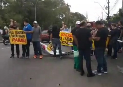 Servidores da Susam e FVS fazem manifestação em avenida de Manaus