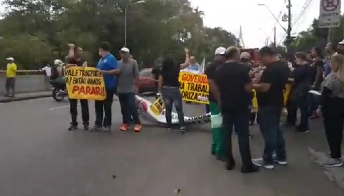 Servidores da Susam e FVS fazem manifestação em avenida de Manaus