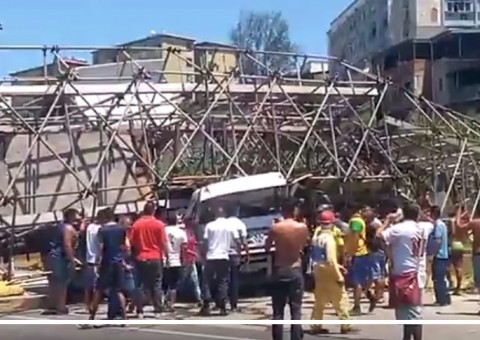 Passarela desaba sobre caminhão na Avenida Brasil, no Rio 
