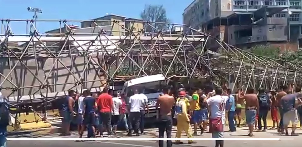 Passarela desaba sobre caminhão na Avenida Brasil, no Rio 