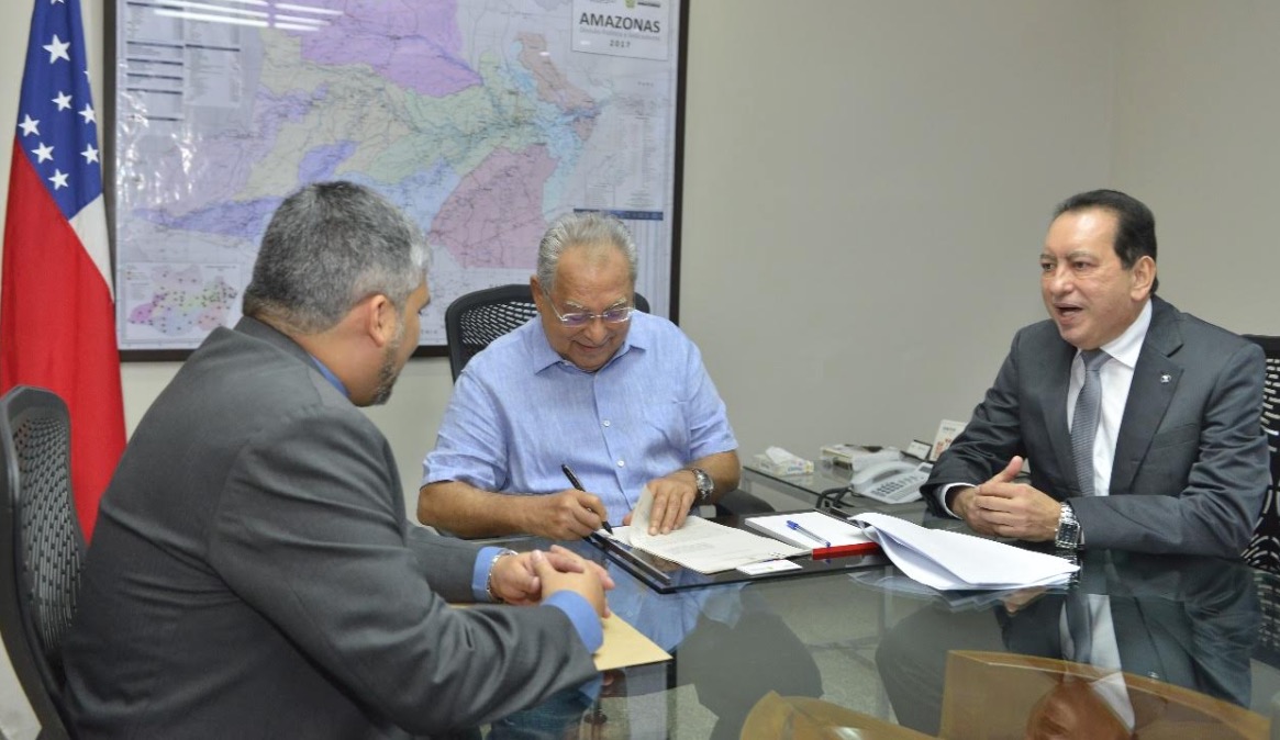 Governador Amazonino assina termo de cooperação técnica com o TRE-AM