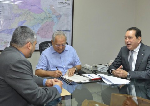 Governador Amazonino assina termo de cooperação técnica com o TRE-AM