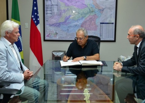 Governador Amazonino empossa novo titular da Seplancti