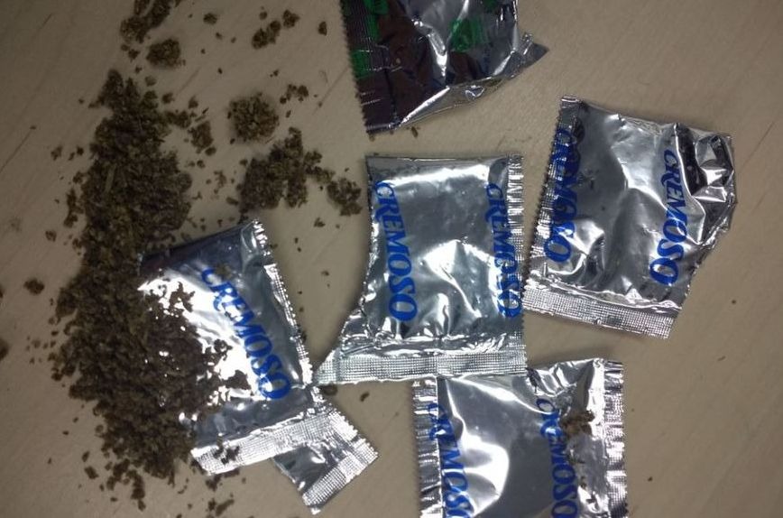 Mulher é presa com drogas dentro de tempero para macarrão instantâneo em presídio de Manaus