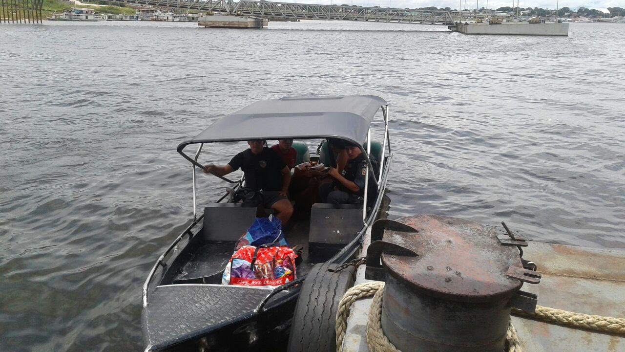 PM prende dois homens com drogas e dinheiro em barco a caminho de Manaus