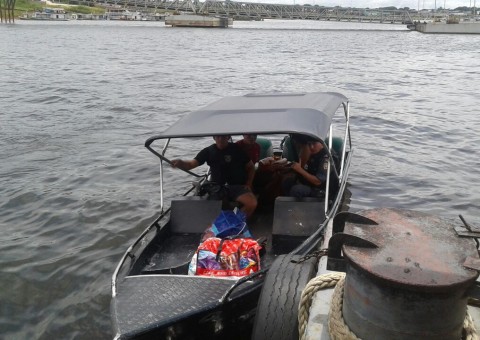 PM prende dois homens com drogas e dinheiro em barco a caminho de Manaus