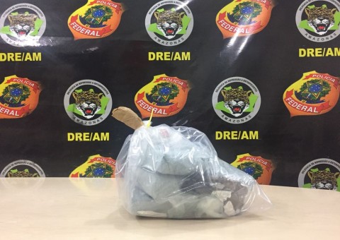 Mulher esconde droga em lugar inusitado e polícia descobre em Manaus