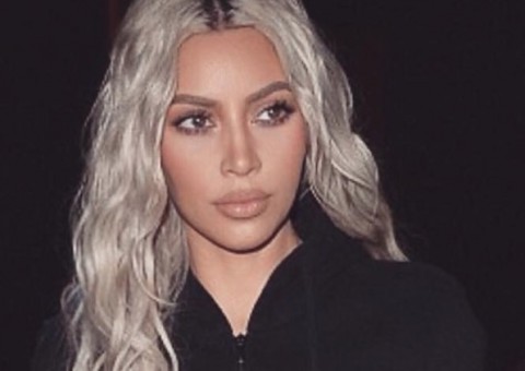   Kim Kardashian é fotografada com seios à mostra na praia