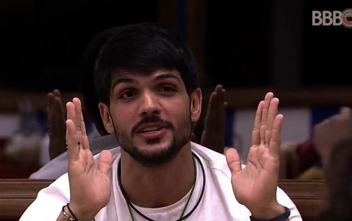 Comprometido, Lucas é questionado sobre tamanho de pênis e com quem ficaria