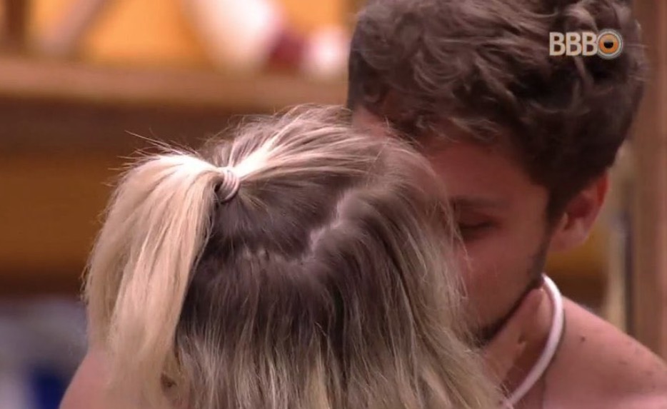   BBB 18: Primeiro casal se forma na casa com jogo de Verdade ou Desafio