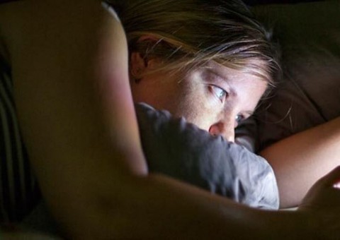 Nova doença oftalmológica: usar celular no escuro pode causar cegueira temporária