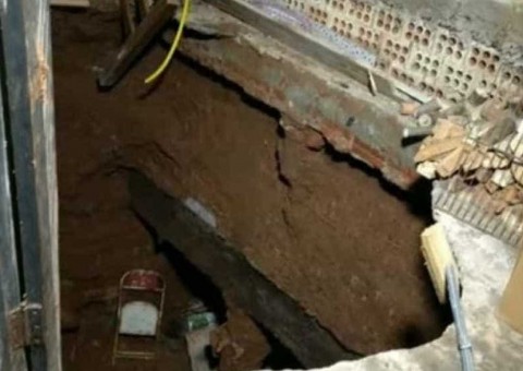 Idosa fica em estado grave após ser sugada por chão da própria casa