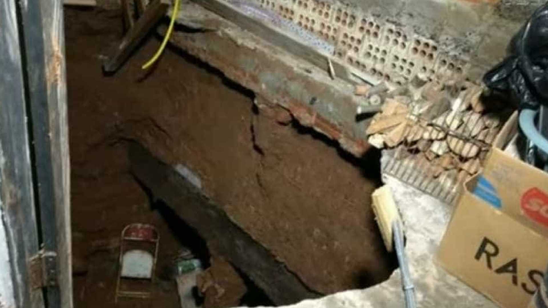 Idosa fica em estado grave após ser sugada por chão da própria casa