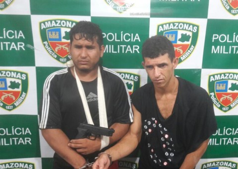 Dupla suspeita de fazer arrastões, cai de moto durante fuga e se dá mal