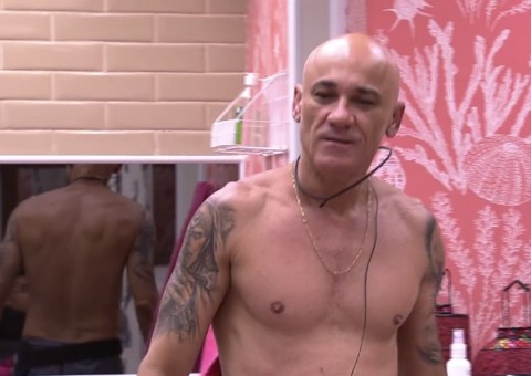 BBB18: Ayrton ironiza sobre polêmica de beijo ao acordar