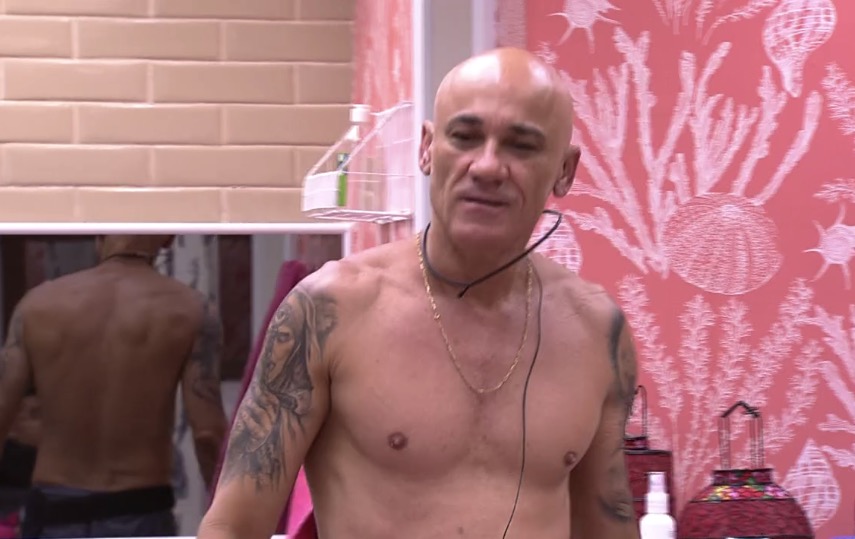 BBB18: Ayrton ironiza sobre polêmica de beijo ao acordar