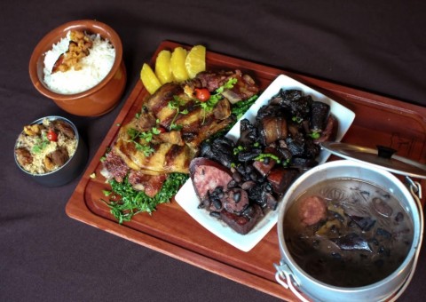 Casa do Axerito tempera feijoada com samba neste sábado