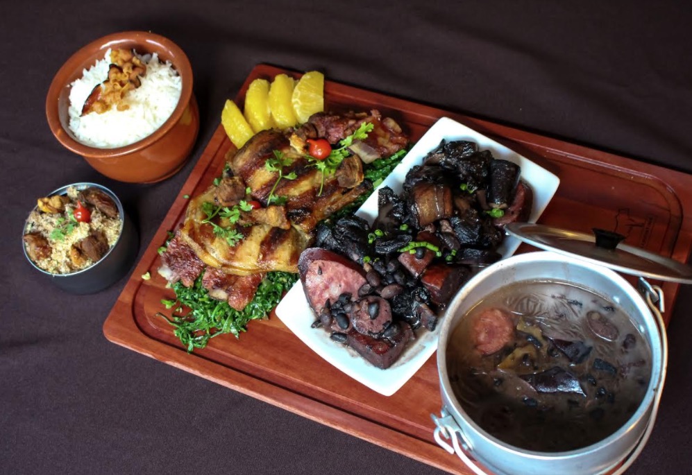 Casa do Axerito tempera feijoada com samba neste sábado