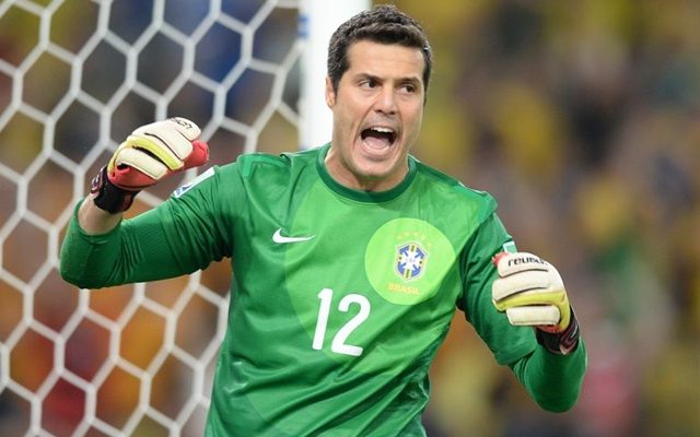 Júlio César retorna ao Brasil para negociar fim de carreira no Flamengo 