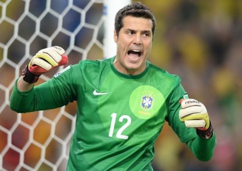 Júlio César retorna ao Brasil para negociar fim de carreira no Flamengo 