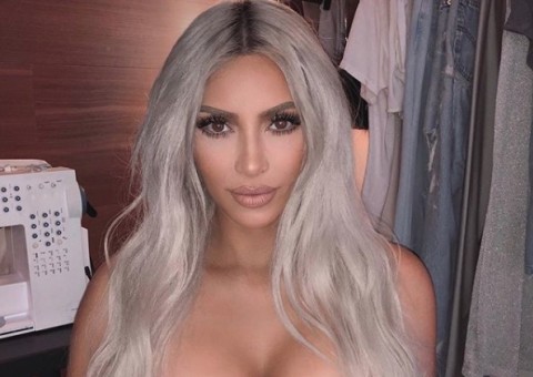 Kim Kardashian tira roupa e faz selfie sensual só de calcinha