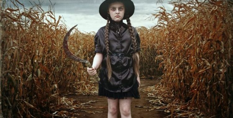 Assista ao trailer bizarro do novo filme da franquia Colheita Maldita