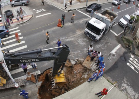 Cratera se abre após rede de drenagem romper e afeta trânsito em Manaus