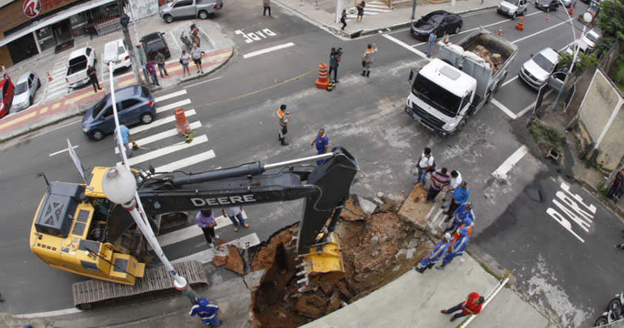 Cratera se abre após rede de drenagem romper e afeta trânsito em Manaus