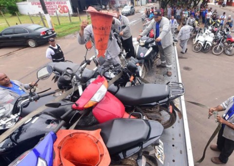 15 pessoas são presas e 250 veículos apreendidos na operação 'Alegoria Proibida'