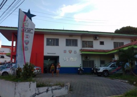 Cuidando de bebê, jovem é presa suspeita de assaltar rotas do Distrito