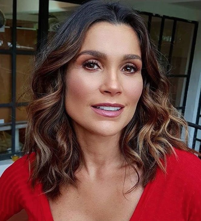 Aos 43, Flávia Alessandra exibe corpaço a bordo de biquíni fio-dental