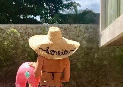 Aos 43, Flávia Alessandra exibe corpaço a bordo de biquíni fio-dental