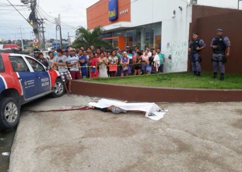 Homem é assassinado a tiros por dupla misteriosa em avenida de Manaus