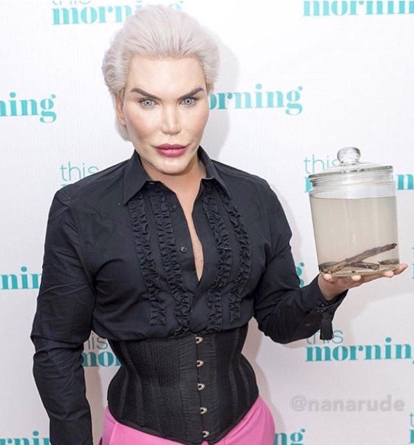  Ken Humano tira as costelas para afinar cintura e exibe ossos dentro de pote