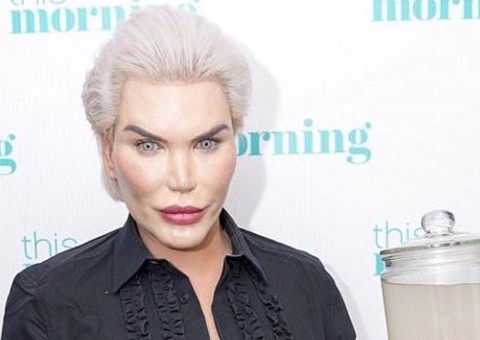  Ken Humano tira as costelas para afinar cintura e exibe ossos dentro de pote