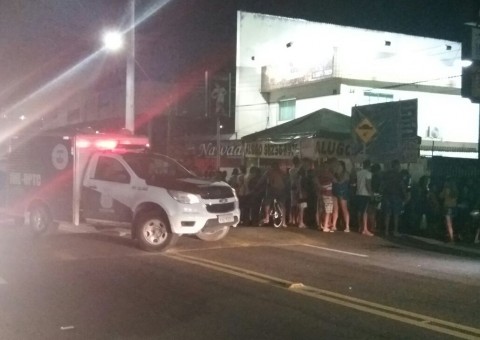 Homem é executado a tiros em estacionamento de lanche em Manaus