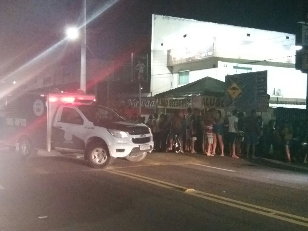 Homem é executado a tiros em estacionamento de lanche em Manaus